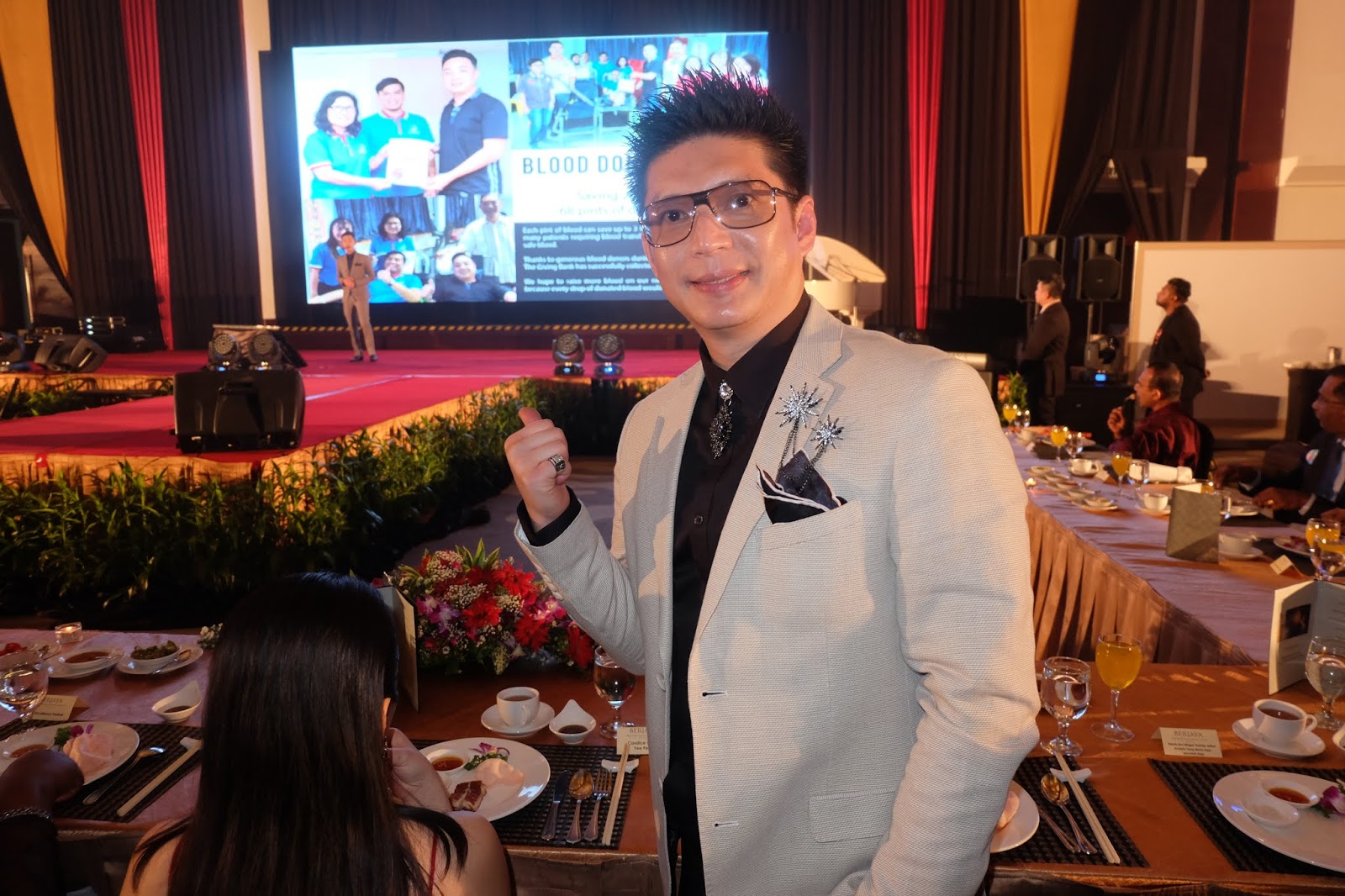 Kee Hua Chee Live! DR JANSON ANG, FOUNDER OF THE GIVING BANK, AWARDED TROPHIES TO CHARITABLE