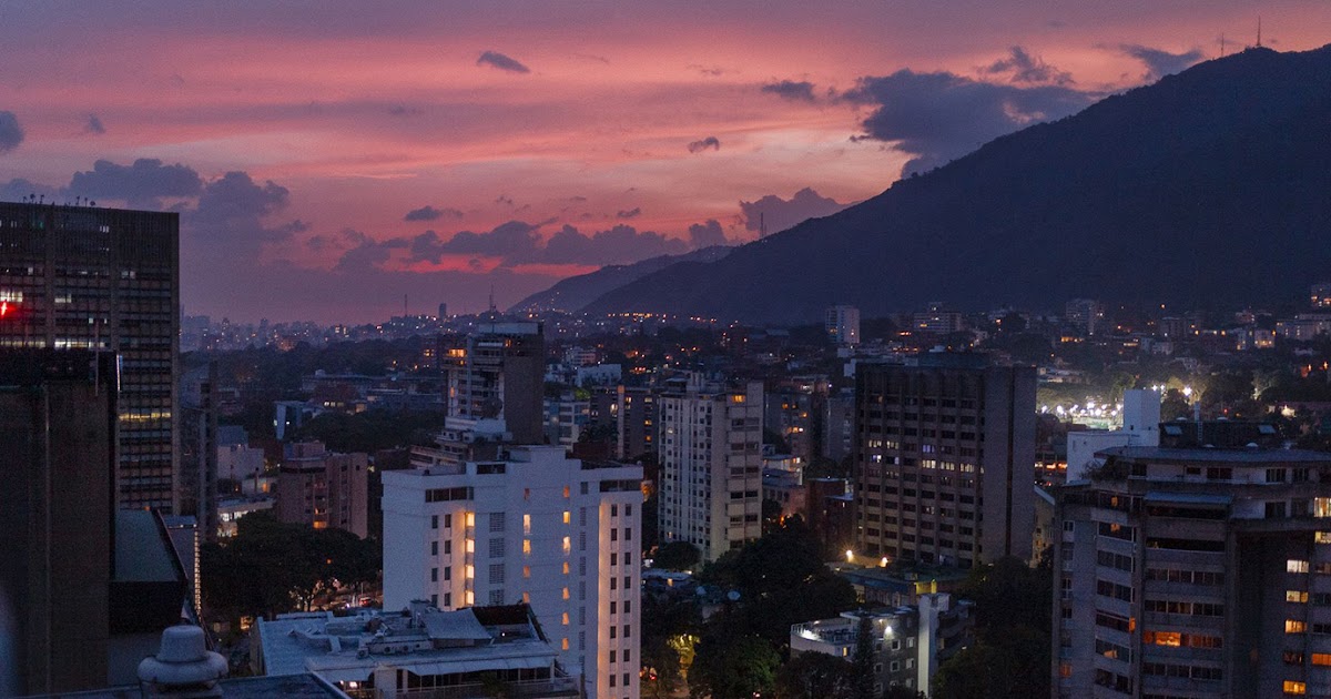 Venezuela : Maduro foe claims Venezuela presidency amid protests