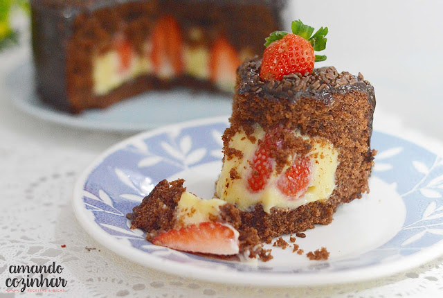 bolo trufado de morango e chocolate