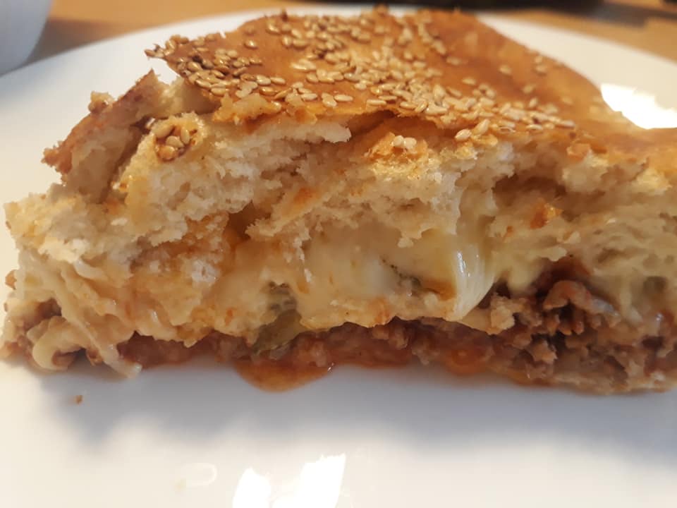 Kulinarne przygody Ciasto cheeseburger z tortownicy XXL