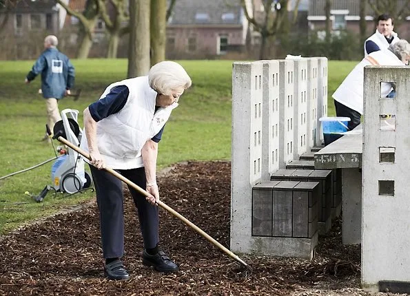 Princess Beatrix does volunteer worked at Playground Monastery parking facilities under NLDoet in IJsselstein. The Oranje Fonds