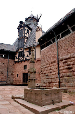 Il cortile interno e la fontana del castello di Haut Koenigsbourg