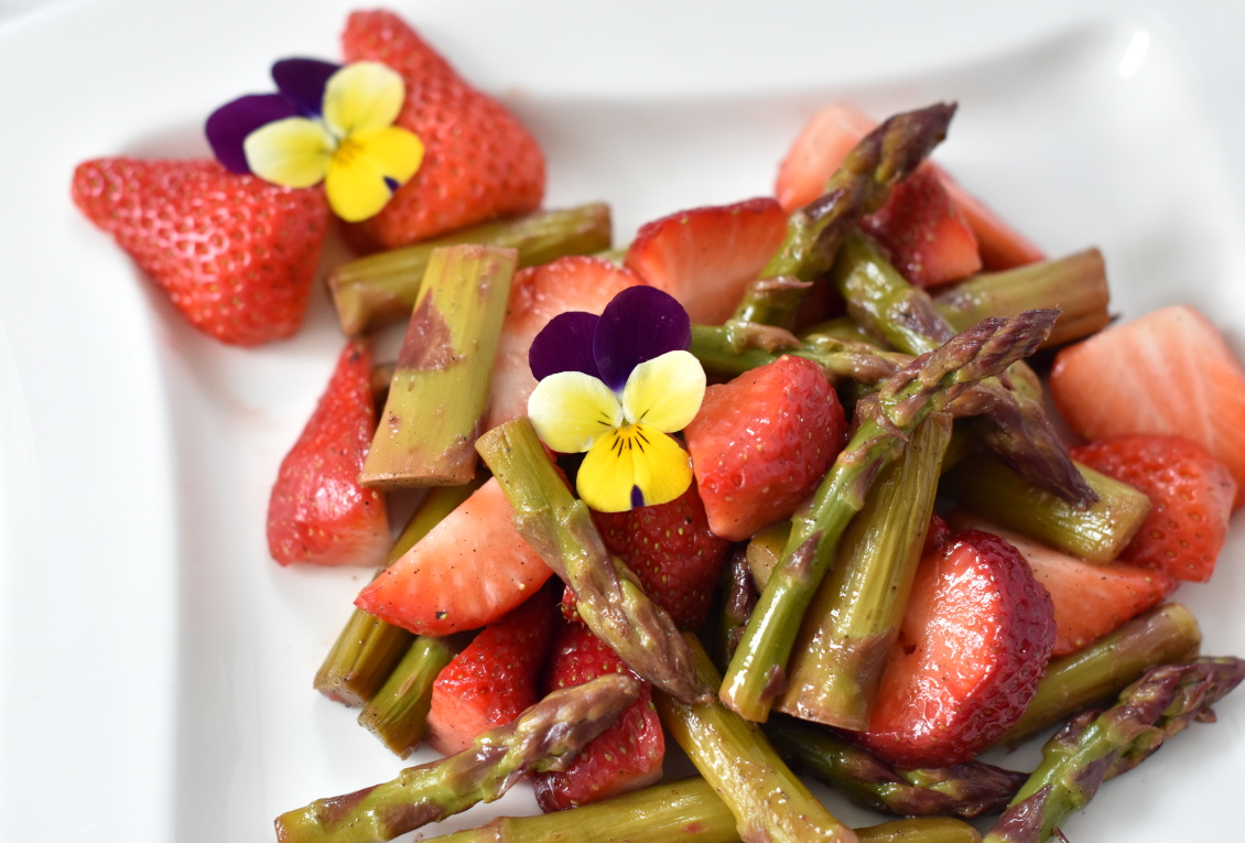 Spargelzeit Rezept - Leckerer Spargelsalat mit Erdbeeren - schnell und einfach