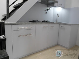 Kitchen Set Minimalis di Bawah Tangga Dengan Ruangan Sempit - Kitchen Set Tahan Cuaca Dingin - Furniture Semarang