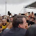 Bolsonaro quebra o protocolo e se mistura com o povo em Vitória da Conquista-BA