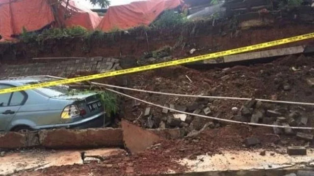 Tanah Perusahaan Milik Ahok Longsor, Dua Mobil Rusak Tertimpa
