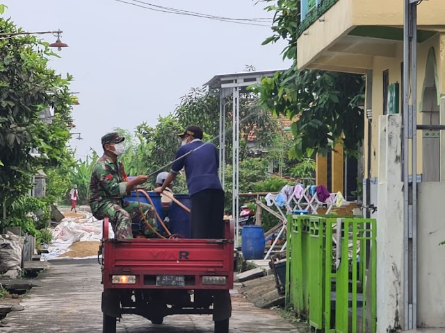 Babinsa Koramil 02/Bonang Koptu Faisol Bersama Tim PPKM Mikro Lakukan Penyemprotan Disinfektan   