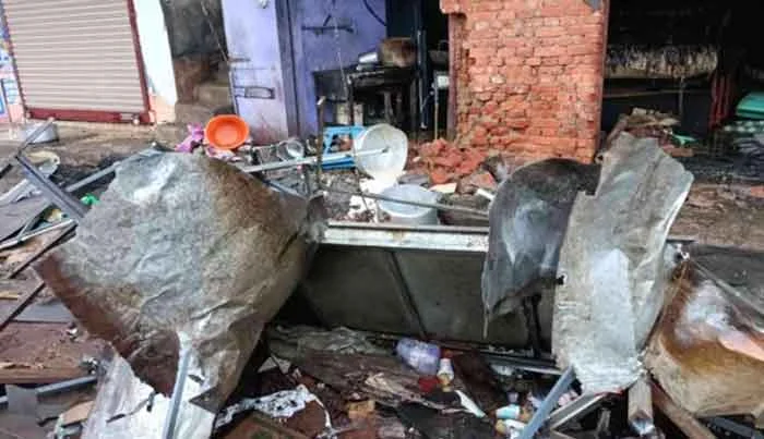 Kollam, News, Kerala, Injured, Shop, Medical College, Hospital, Gas cylinder explodes; 2 shops burnt down