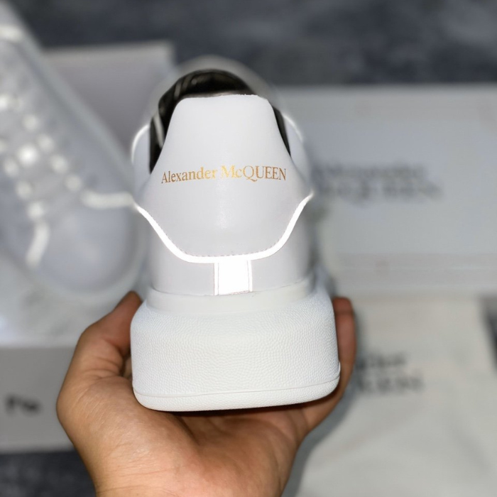 MCQ Gót Nhung Đen - Siêu phẩm “hot trend” của mọi thời đại