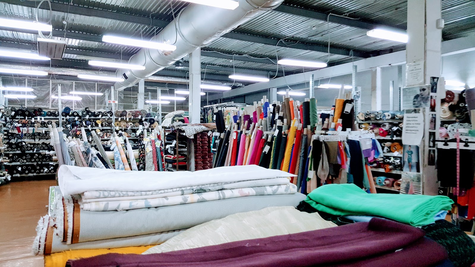 ткани на прилавке. ткани престиж на соколе. ткани ленинградский проспект. ткани ленинградский проспект. магазин тканей палитра.