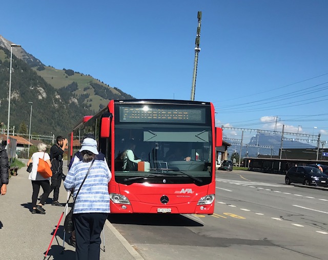 スイス　フルーティゲン駅前のバス乗り場はすぐそこだった