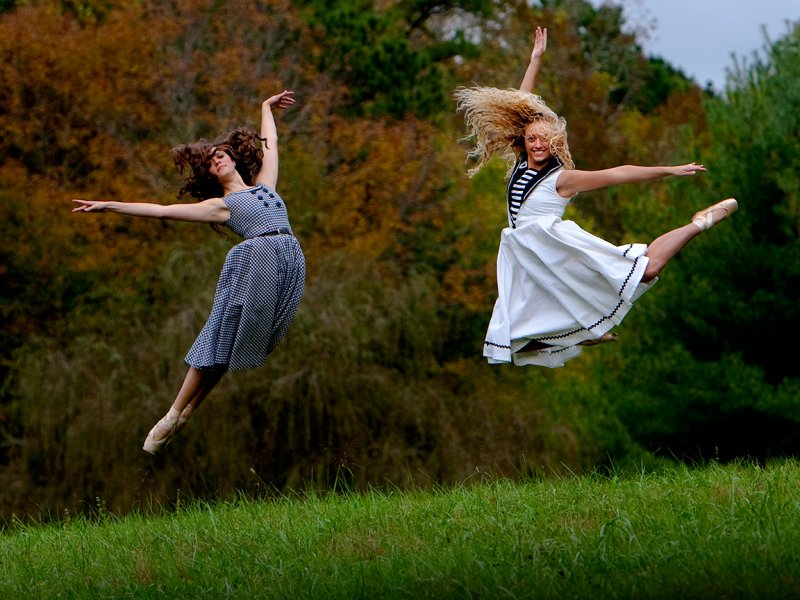 Танец про жизнь. Танец жизни. Люди танцуют. Спонтанный танец. Девушка танцует в жизни.