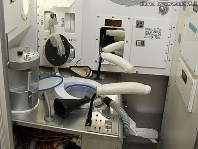 Toilet Para Astronot Di Dalam Pesawat Ulang Alik