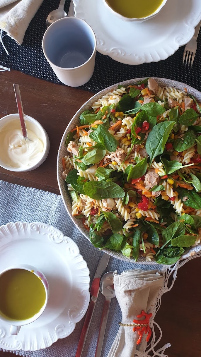 Salada de Massa com Atum, Abacate, Mozarella e Espinafres