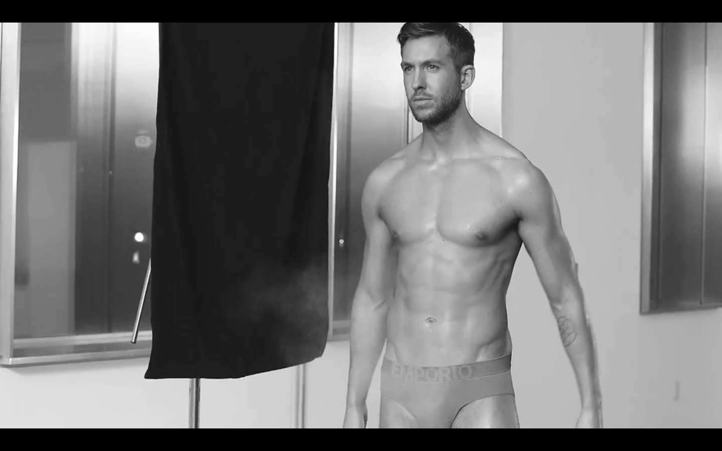 парни снимают стринги. трусы мужские rufskin. самая красивая мужская задница. парни снимают стринги. красивые мужские плавки.