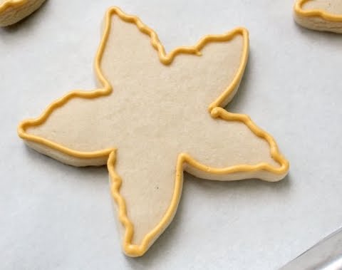 decorating cookies with icing