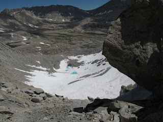 Blick hinunter auf die Nordostseite des Passes und den gefrorenen See