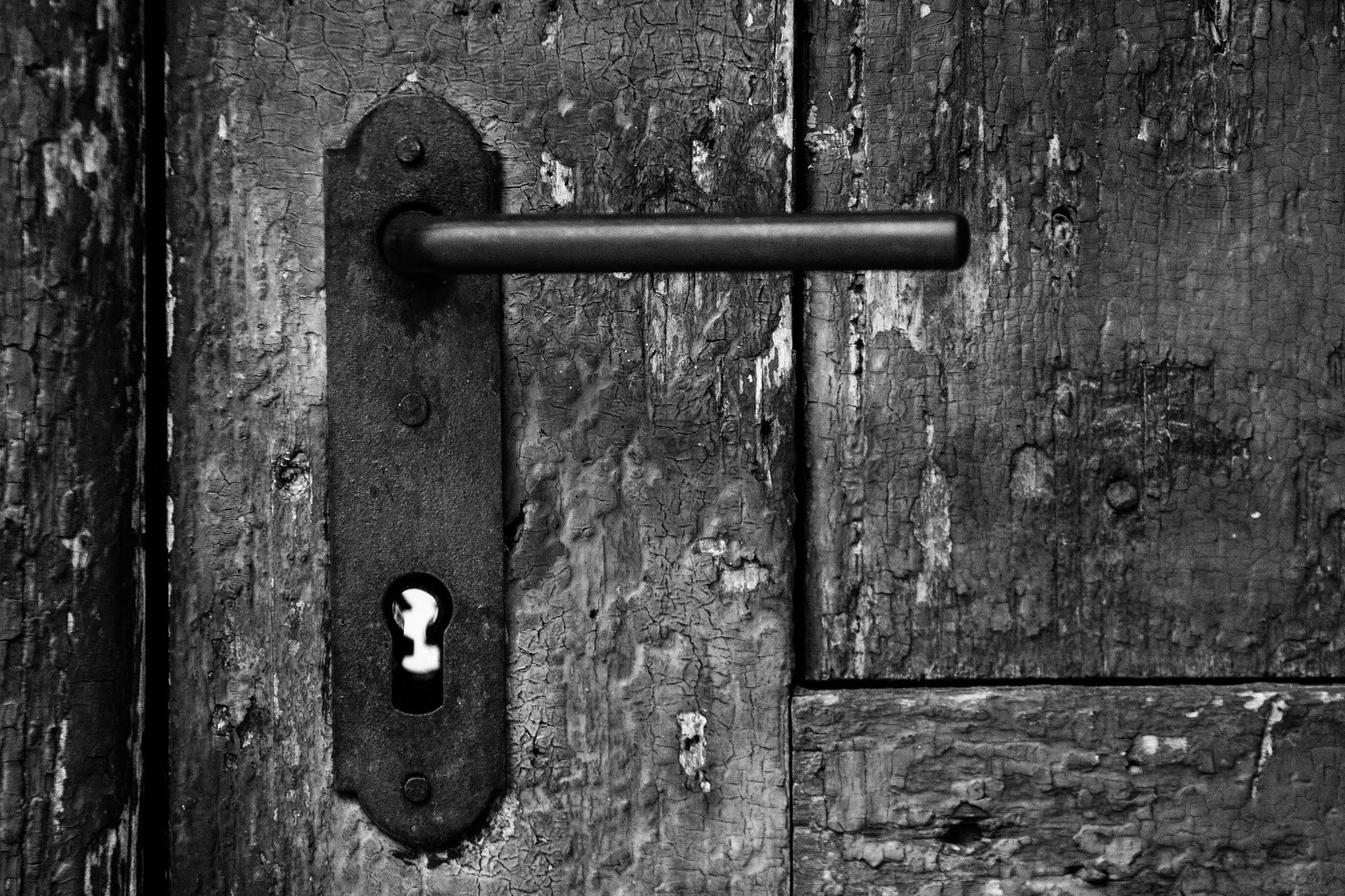Рассказ открытая дверь. Открытая дверь. Открывает дверь. Стук в дверь. Never look through the Keyhole Horror.