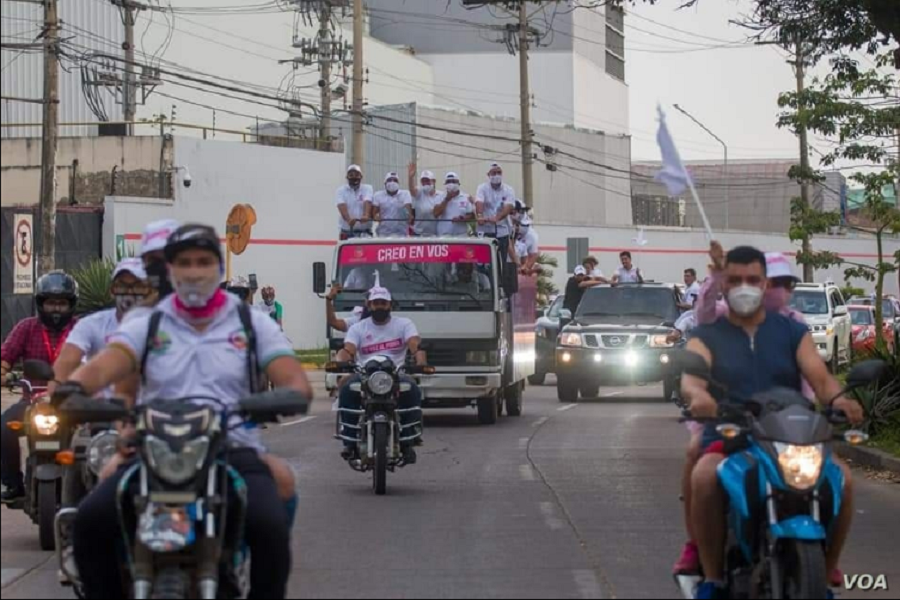 Caravanas de vehículos recorren las calles en Bolivia en plena campaña electoral / VOA