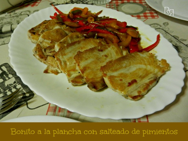 "Bonito a la plancha con pimientos salteados"