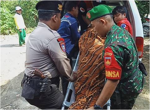 Babinsa Baleharjo Bantu Evakuasi Kecelakaan Motor Kakek Gimin ( 61 ) Babinsa Baleharjo Bantu Evakuasi Kecelakaan Motor Kakek Gimin ( 61 )