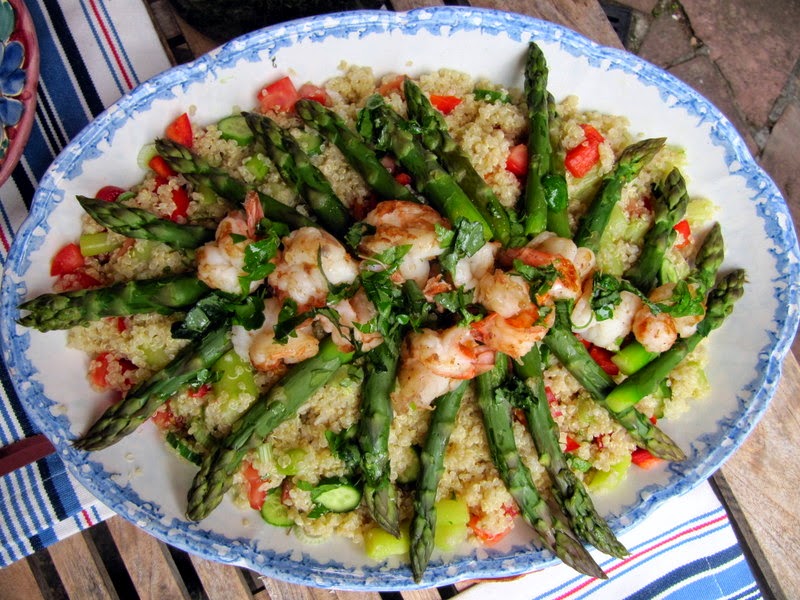 insalata di quinoa con asparagi e code di gamberi 