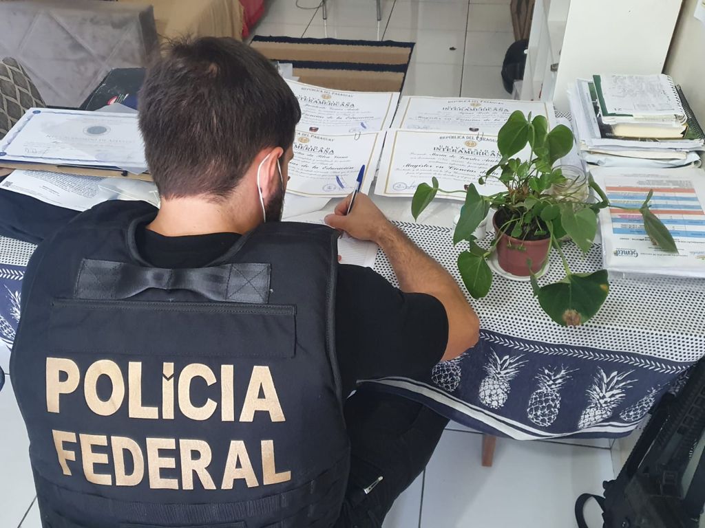 Operação Academus investiga compra e venda de revalidação de diplomas. Operação Academus investiga compra e venda de revalidação de diplomas.