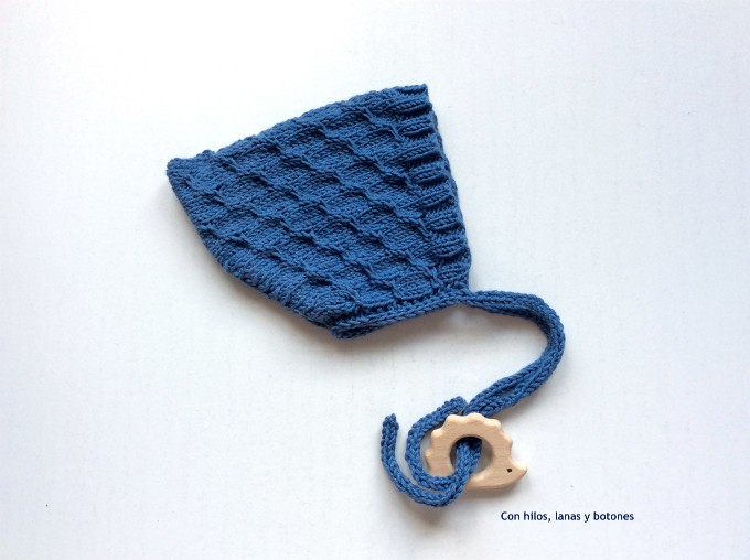 Con hilos, lanas y botones: DIY Capota pixie de punto para bebé (patrón gratis)