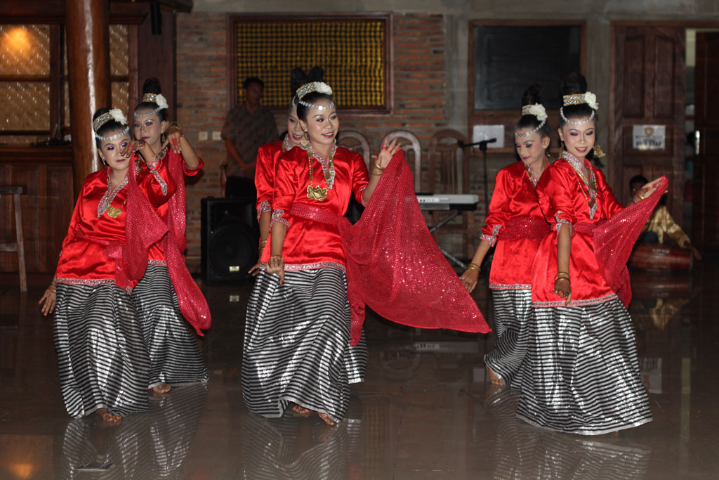 Tari Balumpa Sulawesi Tenggara Tradisi Tradisional