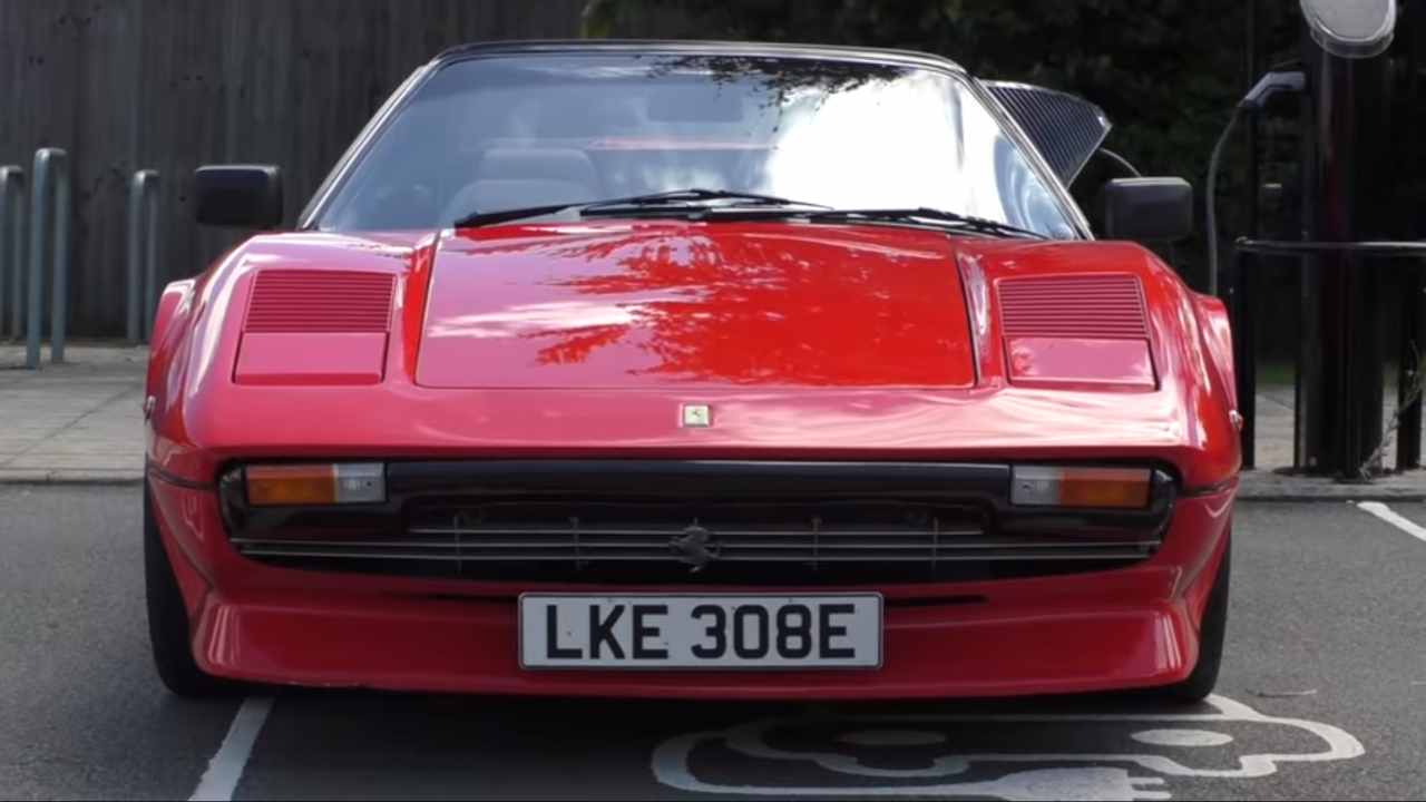 Guarda la Ferrari 308 di Magnum P.I. resa elettrica con motore Tesla