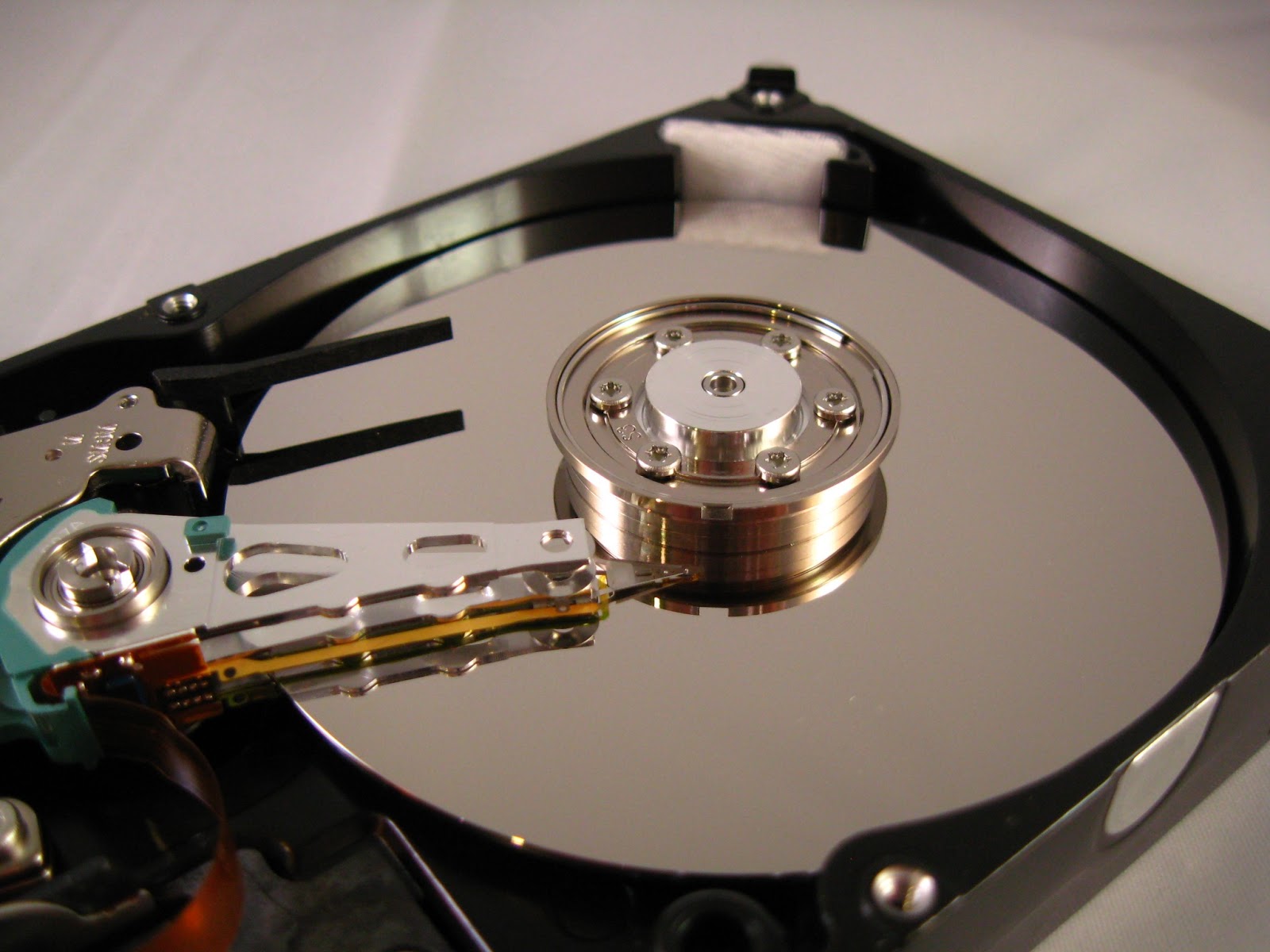 жесткий диск работает на 100