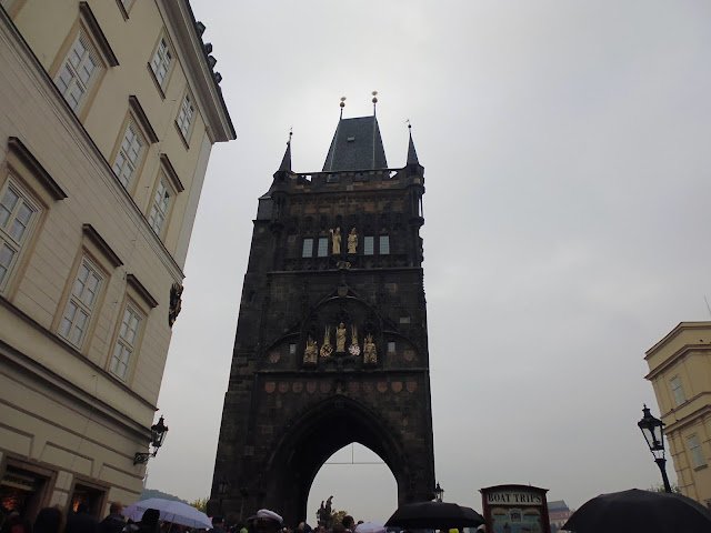 Torre del Puente de Carlos ubicada en el extremo de la Ciudad Vieja (Praga) (@mibaulviajero)