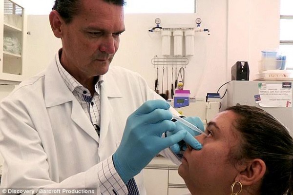 امرأة تبكي دموع كريستالية يوميًا