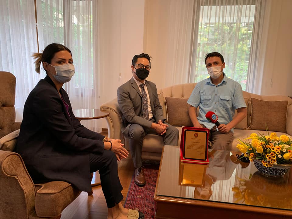 Hayatımda İlk Defa Plaket Aldım Teşekkürler Tayland Ankara Büyükelçiliği Maslahatgüzarı Shakir Sevikul