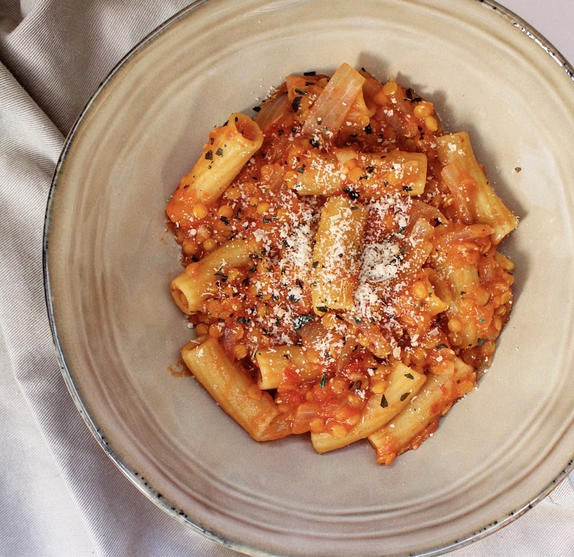 PÂTES À LA TOMATE, LENTILLES CORAIL & BASILIC