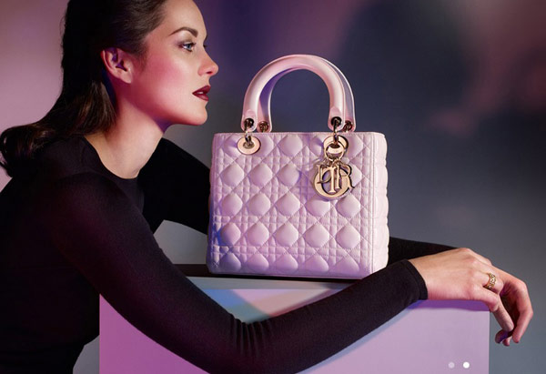 Mỹ nhân 9X dùng túi Lady Dior màu hồng phấn giá hơn 80 triệu đồng để tăng sức hút cho phong cách.