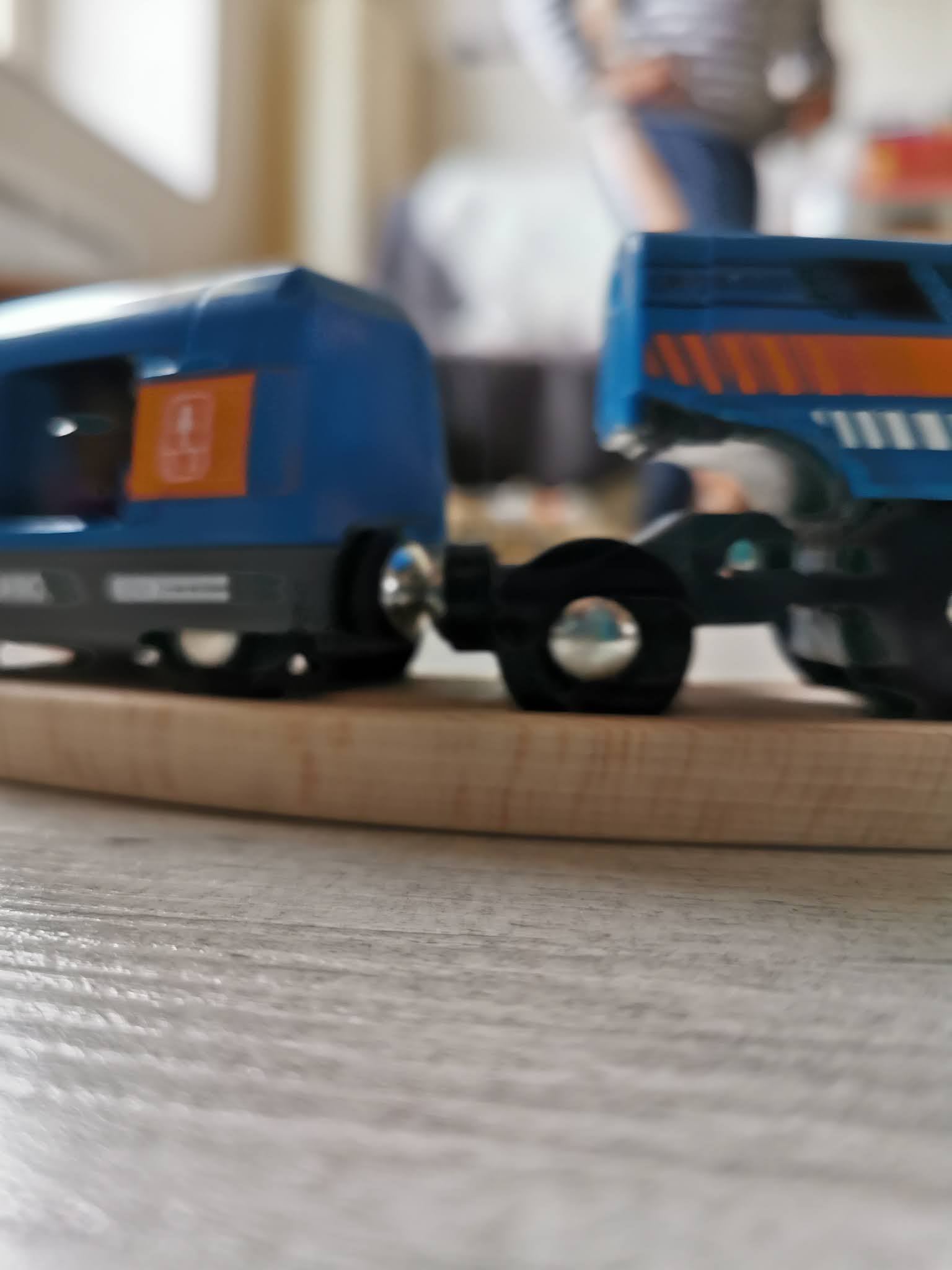 Un petit train ?�lectrique qui roule sur des rails en bois ou comment allier traditionnel et 