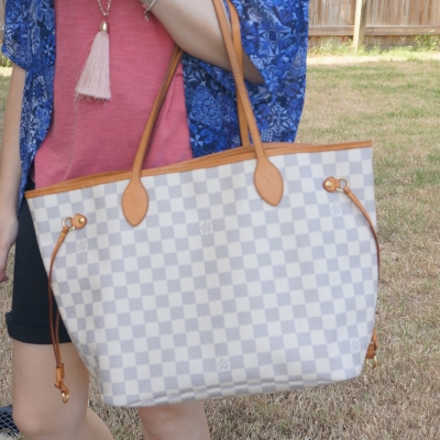 Louis Vuitton MM damier azur neverfull with pink tee and navy kimono | away from the blue