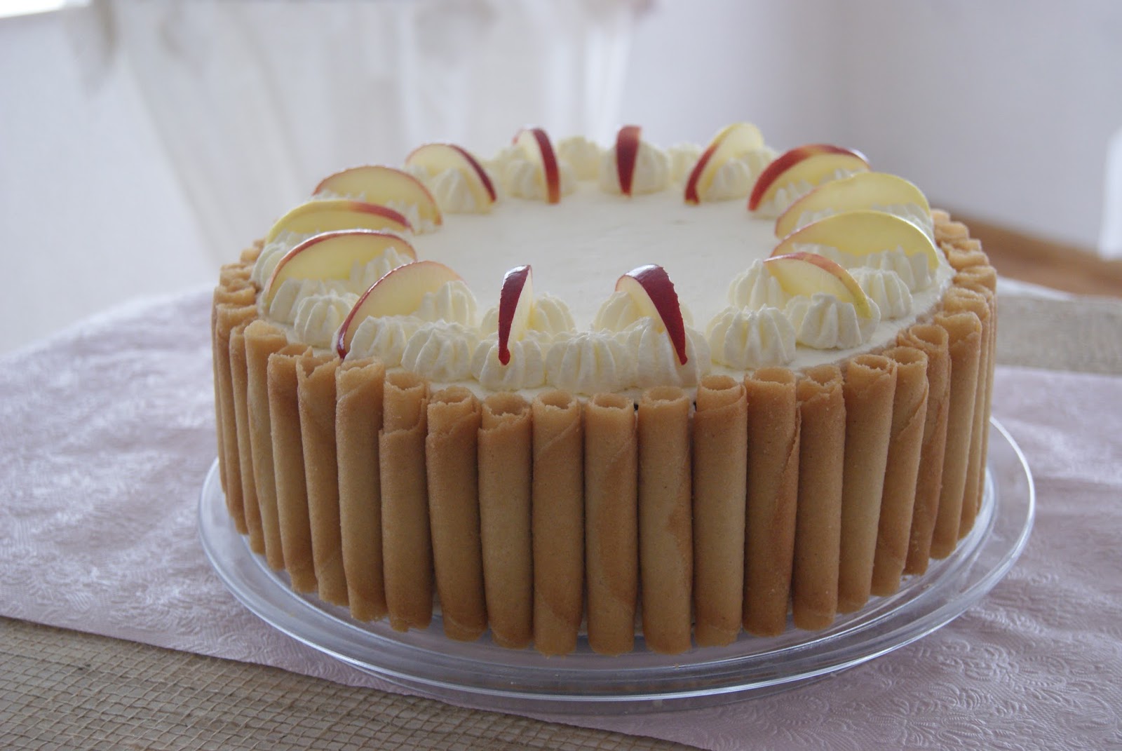 biscuit and buttercream: Apfel-Schoko-Torte mit Holunderblütensahne