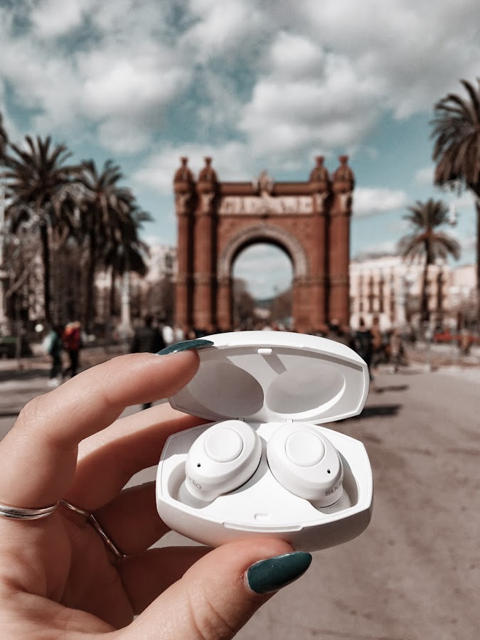 Auriculares Sudio en el Arco del triunfo de Barcelona