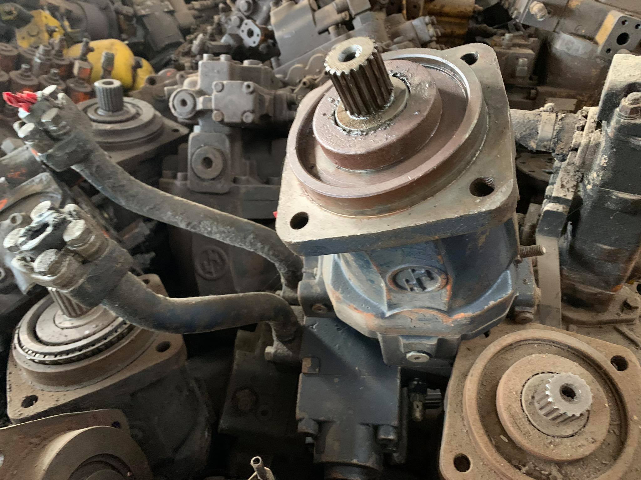 Wecome: Bơm thủy lực cũ giá rẻ ( Bơm di chuyển Solar 130, Robex 1300,  SamSung mx6)