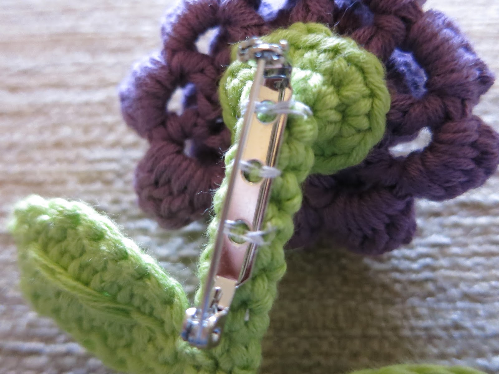 Mrs Craftypants Free crochet flower, stem and leaf pattern.