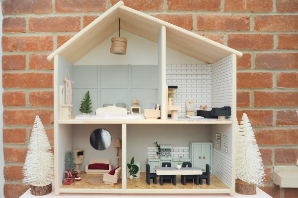 IKEA Flisat dolls house hack makeover. How to transform a budget dolls house into a stylish toy for your child with this simple easy ikea hack upcycle. Perfect for playrooms and a kids bedroom, I made this from things I had lying around the house and its made the perfect Christmas present.