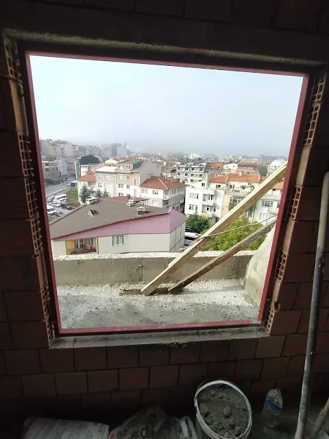 kör kasası yapılmış bir pencere