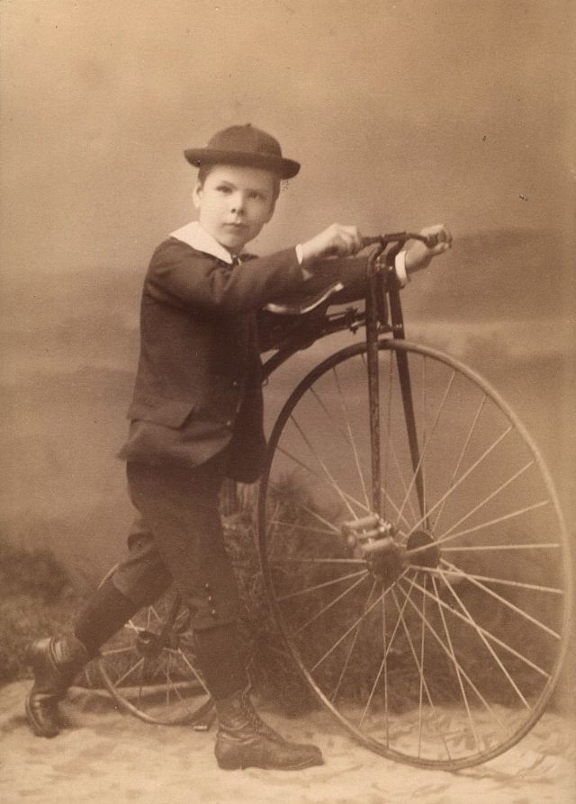 35 Cool Vintage Photos of Victorian People Posing With Their Penny ...