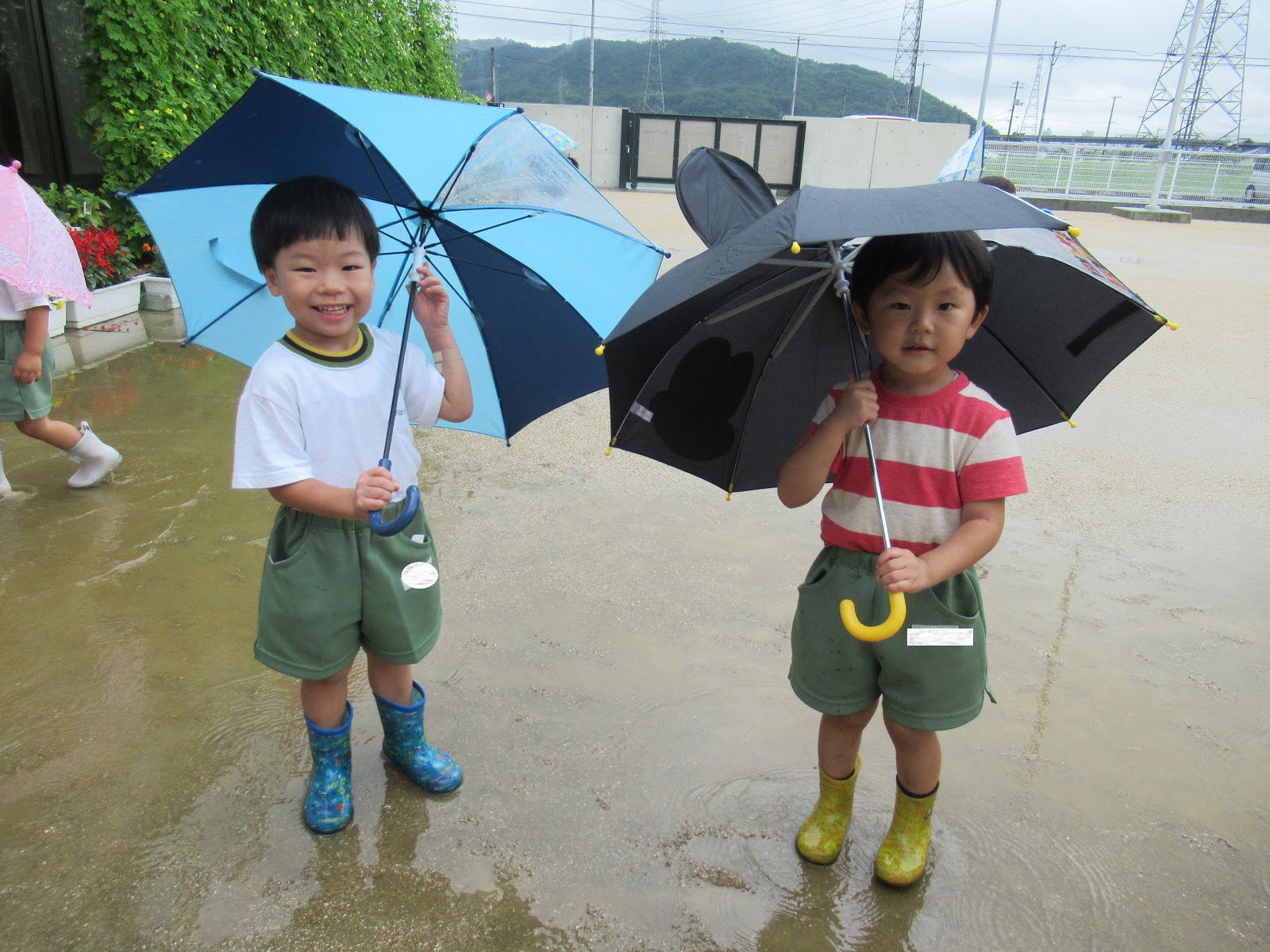 第四ひかり保育園ブログ 雨の日にお散歩をしたよ☔さくら組・ゆり組