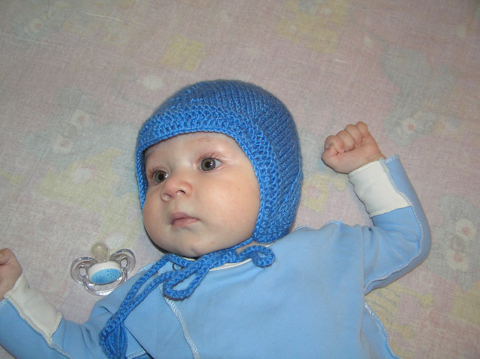 Связать мальчику 6 месяцев. Вязаные шапочки для младенцев. Шапочки для мальчиков до года. Вязаные шапки для мальчиков 6 месяцев. Вязаные шапочки для мальчиков на 3-6 месяцев.