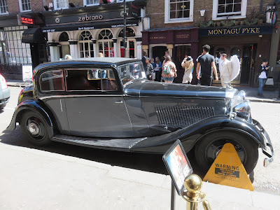 Photo of a black and grey 1930s Bentley car