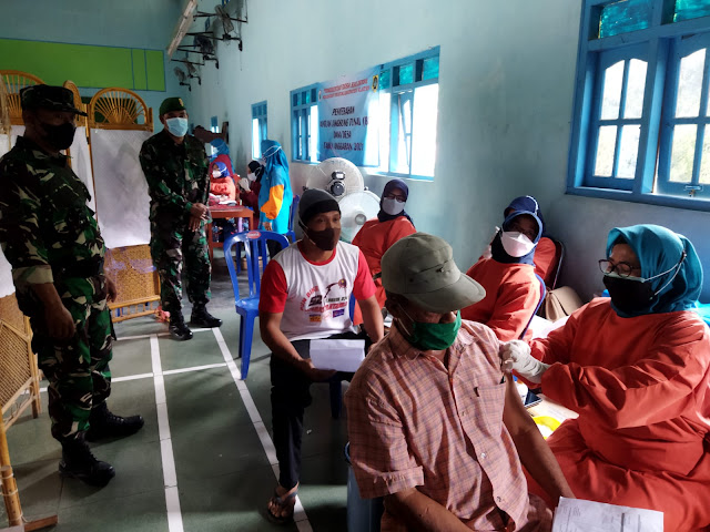 Danramil Trucuk Bersama Muspika Pantau Pelaksanaan Vaksinasi Warga Desa Jatipuro.