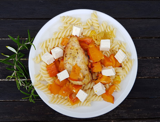 Hähnchenbrust mit Kürbis, Zwiebeln und Feta aus dem Backofen. Hähnchenbrust, Hokkaido und Feta-Käse sind eine leckere Kombination.